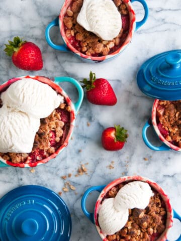 strawberry rhubarb crumble mini pies with fresh strawberries