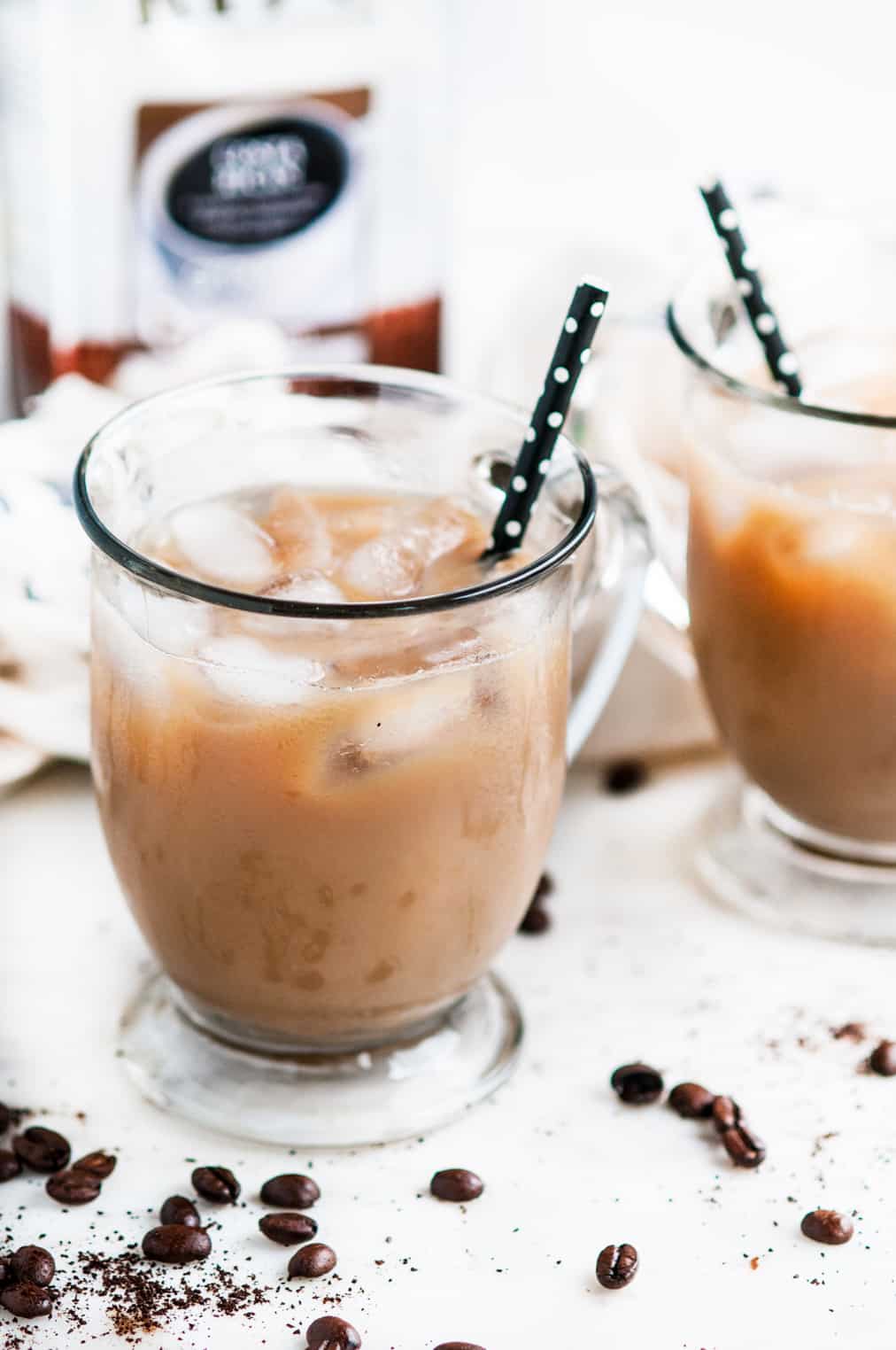 https://www.aberdeenskitchen.com/wp-content/uploads/2017/07/Iced-Vanilla-Latte-with-Homemade-Syrup-3.jpg