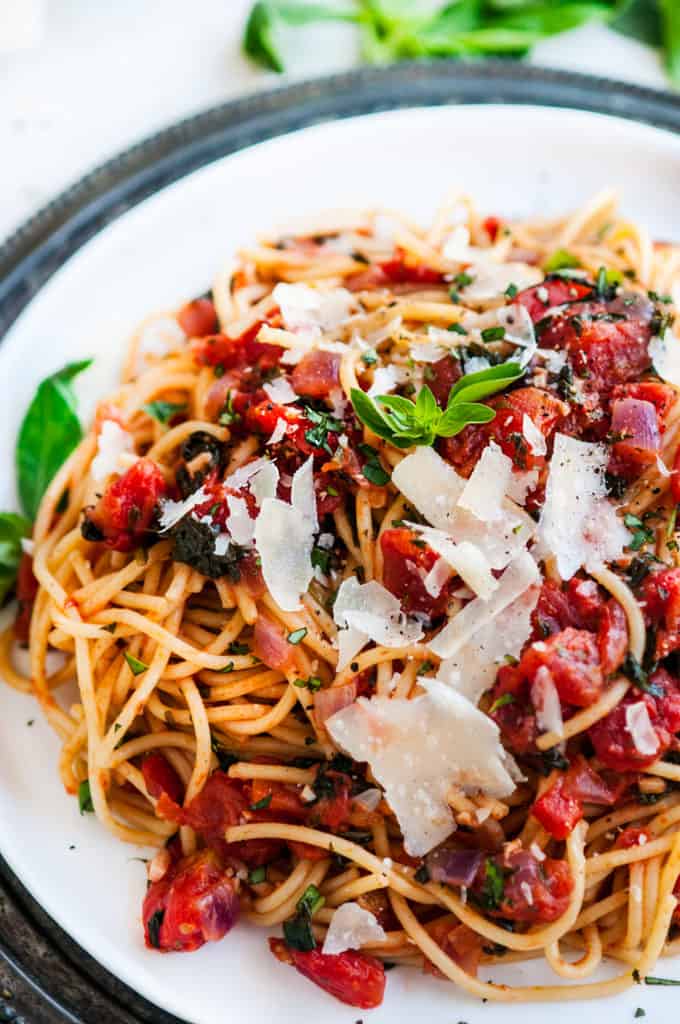 15 Minute Tomato Spinach Spaghetti | aberdeenskitchen.com