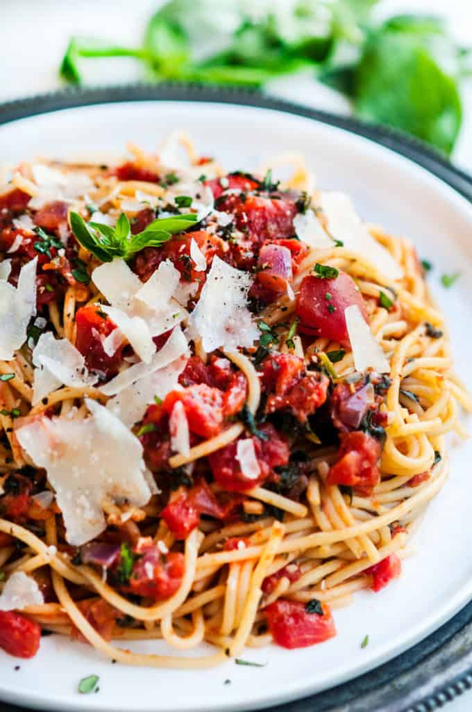 15 Minute Tomato Spinach Spaghetti | aberdeenskitchen.com