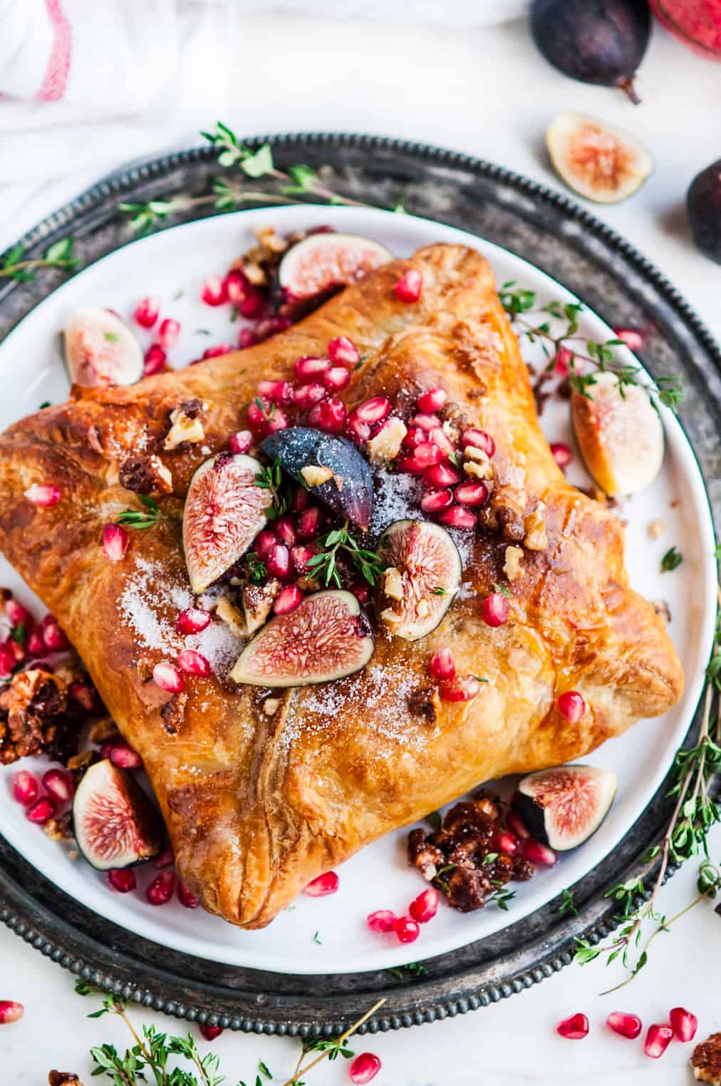 https://www.aberdeenskitchen.com/wp-content/uploads/2017/10/Puff-Pastry-Baked-Brie-with-Fig-and-Candied-Walnuts-1.jpg
