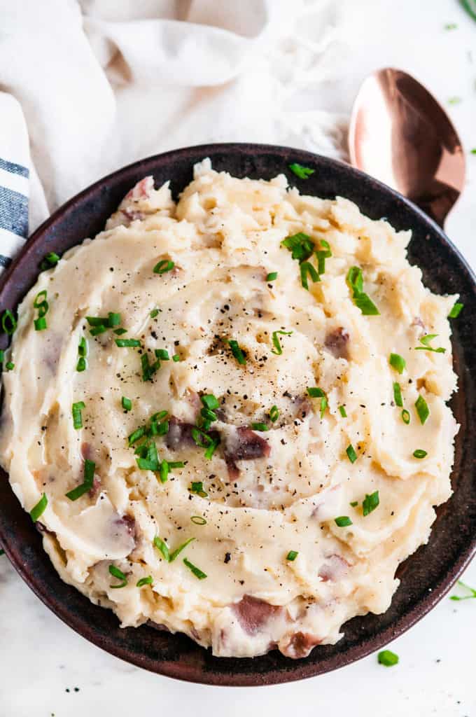 Cheesy Garlic Slow Cooker Mashed Potatoes | aberdeenskitchen.com