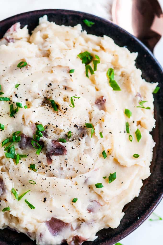 https://www.aberdeenskitchen.com/wp-content/uploads/2017/11/Cheesy-Garlic-Slow-Cooker-Mashed-Potatoes-3.jpg