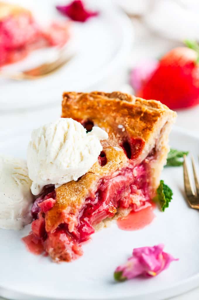 Strawberry Rhubarb Pie | aberdeenskitchen.com