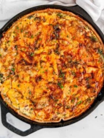 Cheesy Ham Spinach Quiche - A super easy, super cheesy breakfast (or lunch or dinner!) quiche recipe that takes just 10 minutes to prep! From aberdeenskitchen.com #cheesy #ham #spinach #quiche #breakfast #brunch #skillet #pie #recipe