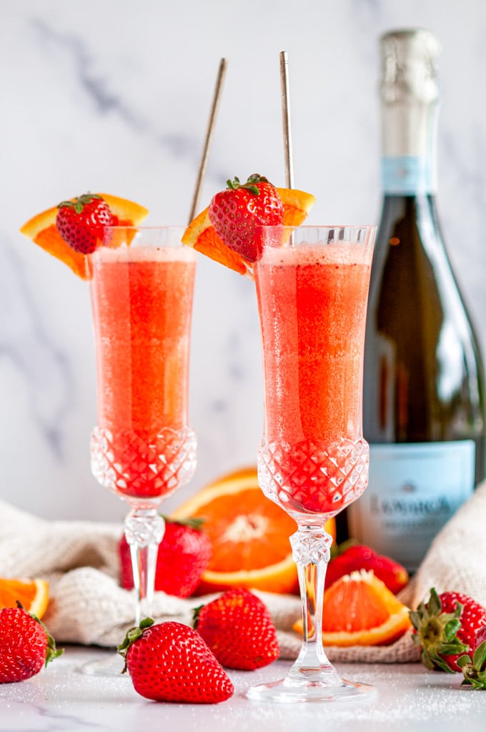 https://www.aberdeenskitchen.com/wp-content/uploads/2021/05/Sunrise-Strawberry-Mimosa-Cocktail-10.jpg