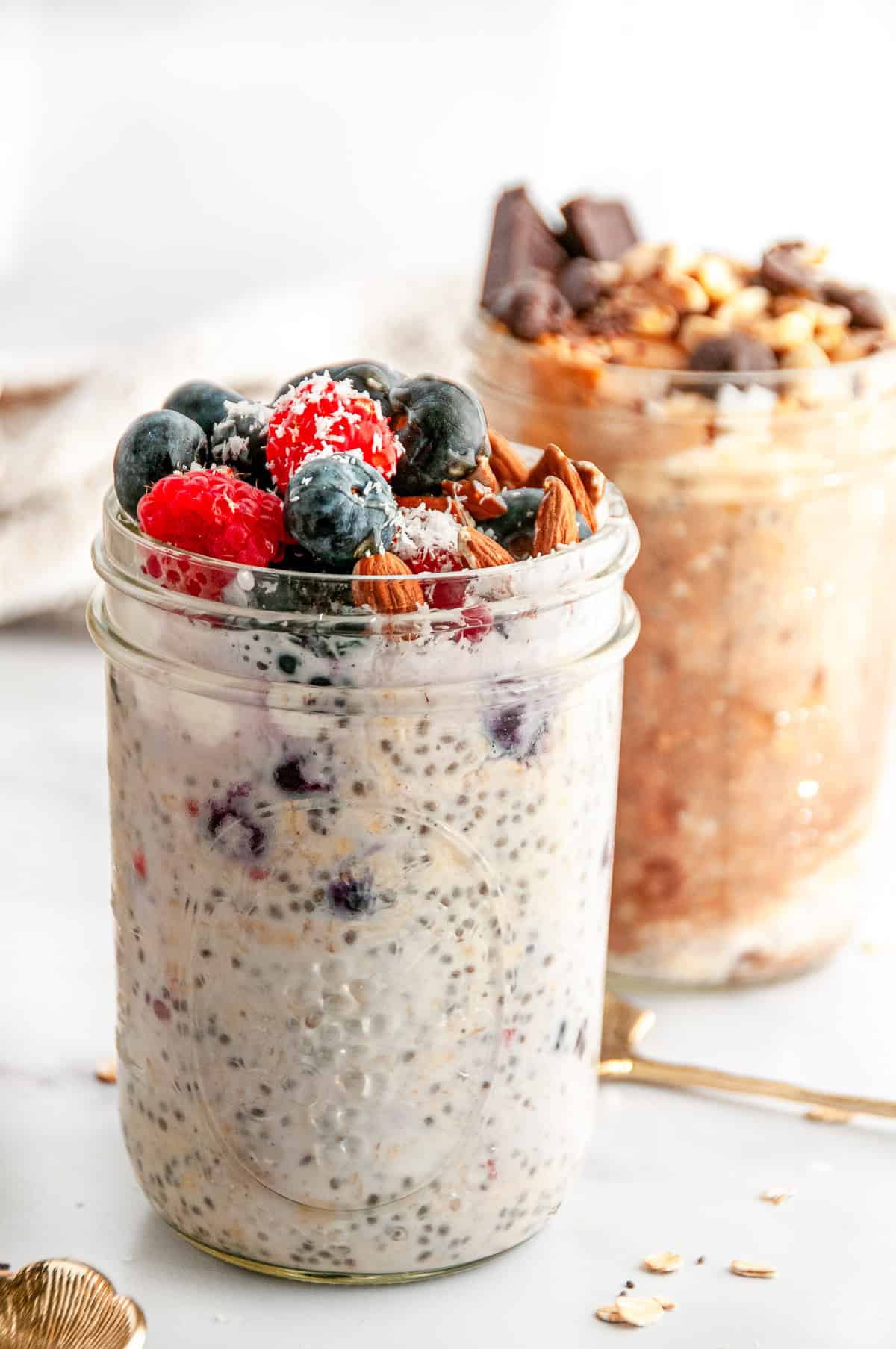 Row of easy overnight oats jars ready for meal prep breakfasts